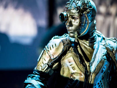 ''Αλ Το Παλιό Ρομπότ'' στην κεντρική σκηνή του Θεάτρου Ιλίσια
